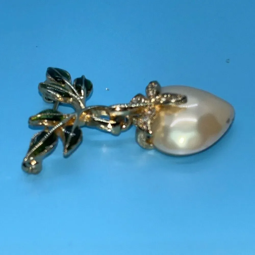 Joan Rivers Faux Pearl Puffy Heart Dangle gold pin brooch